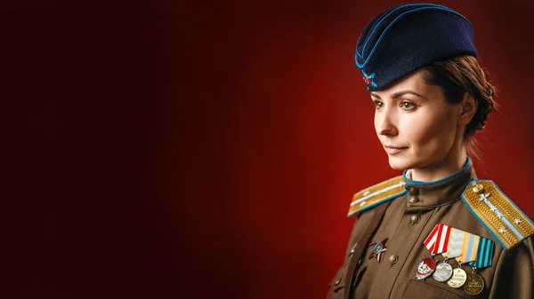 Reencenação histórica do exército de união soviética por mulher bonita — Fotografia de Stock