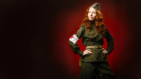 A szovjet hadsereg által a csinos lány történelmi reenactment — Stock Fotó