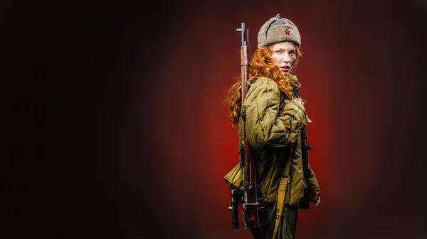 Reconstitution historique de l'armée de l'Union soviétique par une jolie fille avec — Photo