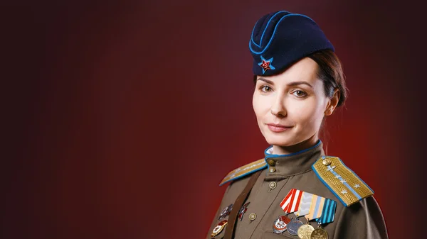 Güzel bir kadın tarafından Sovyet ordusunun tarihsel canlandırma