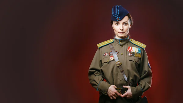 Güzel bir kadın tarafından Sovyet ordusunun tarihsel canlandırma