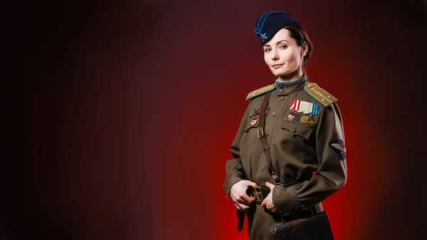 Historische Nachstellung der sowjetischen Gewerkschaftsarmee durch eine hübsche Frau — Stockfoto