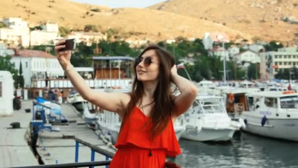 Smiling girl taking picture with smartphone camera outdoors — Stock Video