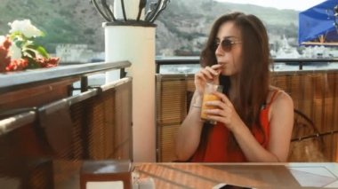 kadın ile smartphone café'de pasta fotoğraf çekimi