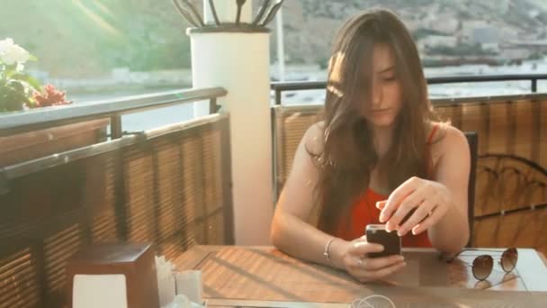 Mujer con teléfono inteligente tomando una foto de pastel en la cafetería — Vídeos de Stock