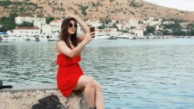 gülümseyen kız açık havada smartphone kamera ile fotoğraf çekimi
