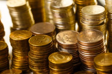 Rus sikkeler üzerinde beyaz izole altın tonlu