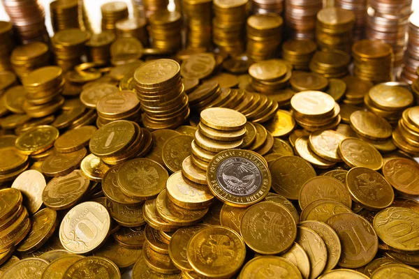 ロシアのコインを白で隔離ゴールド トーン — ストック写真