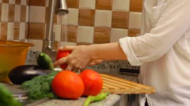 Domates hazırlama kadın taze sebze salatası yapmak