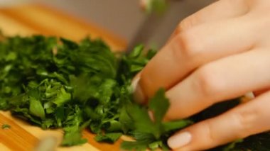 Kadın taze sebze salatası yapmak