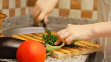 Kadın taze sebze salatası yapmak