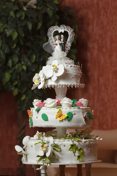 Pastel de boda sobre fondo borroso —  Fotos de Stock