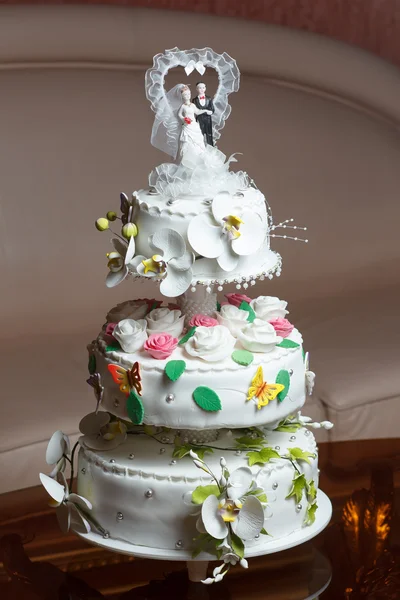 Pastel de boda sobre fondo borroso —  Fotos de Stock