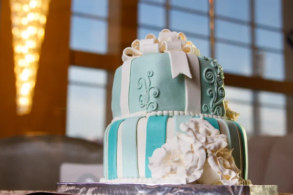 Tort weselny na rozmazane tło — Zdjęcie stockowe