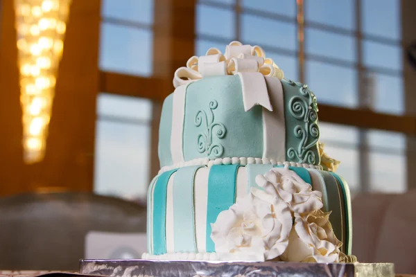 Pastel de boda sobre fondo borroso —  Fotos de Stock