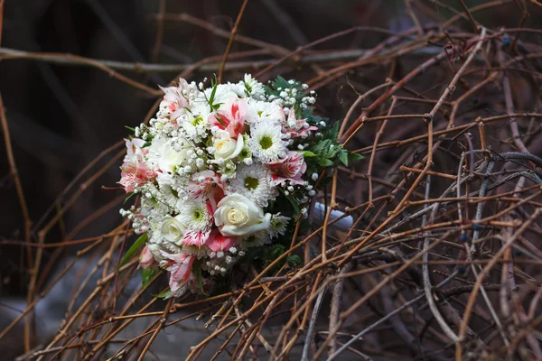 Красивый свадебный букет с цветами — стоковое фото