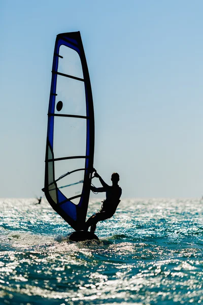 Силует вітрового серфінгу проти сонця — стокове фото