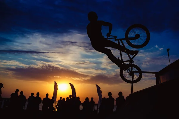 Silhouette de l'homme faisant saut extrême avec vélo Photos De Stock Libres De Droits