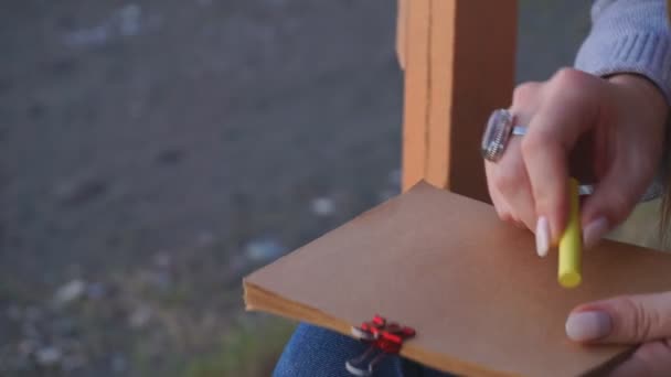 Resa: vacker flicka turist ritning solnedgång på stranden. Närbild Shot, slow-motion 60FPS, handhållen. — Stockvideo