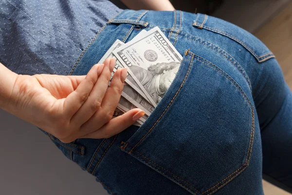 Kadın seç 100 dolarlık banknotlar cebinden sürüsü