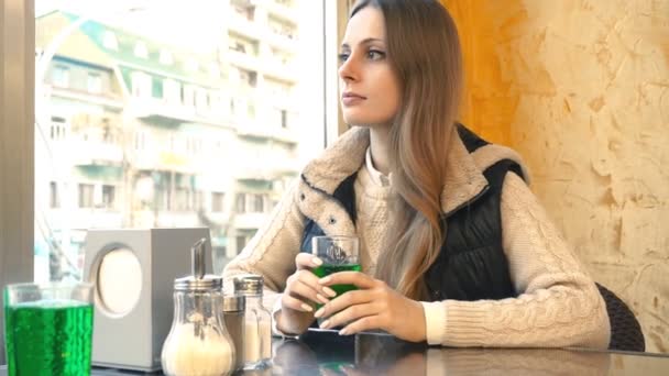 Mujer Smartphone tener conversación casual en el teléfono móvil riendo en la cafetería. Tiro medio, de mano, cámara lenta 60 fps . — Vídeos de Stock