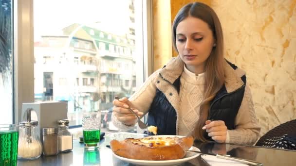 Mujer Smartphone tener conversación casual en el teléfono móvil riendo en la cafetería. Tiro medio, de mano, cámara lenta 60 fps . — Vídeo de stock