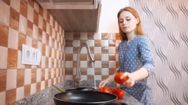 Sağlıklı gıda yaşam tarzı: güzel kadın rahat yemek, mutfakta sebze yıkama. Geniş çekim, el, yavaş çekim 60 fps.