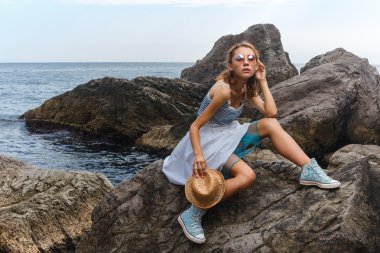 Genç teen taşlar üzerinde denizde moda photoshoot poz