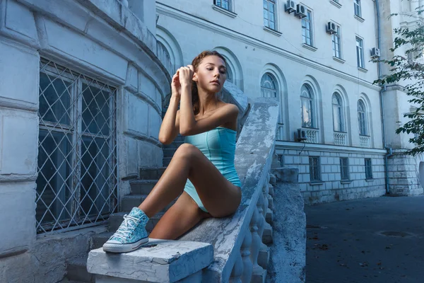 Menina bonita em bodysuit posando com edifício clássico no fundo — Fotografia de Stock