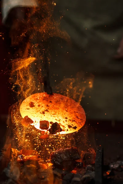 Hot metal workpiece for manufacture of clad steel on anvil
