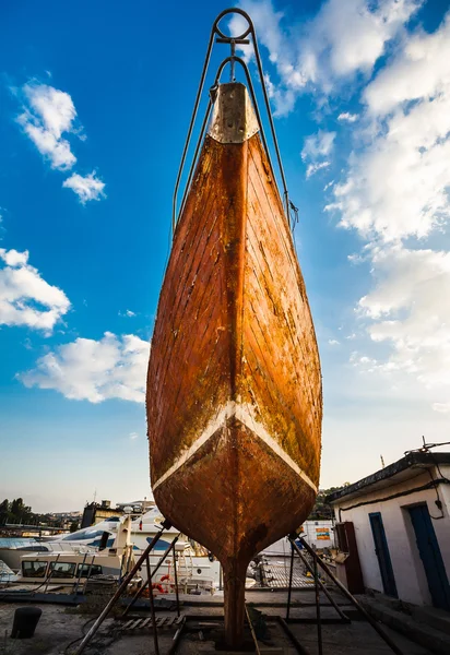 Barco em reparação em doca seca — Fotografia de Stock