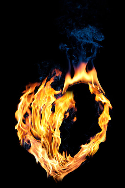 Концепция: любовь. Огонь полупустой формы сердца на черном
