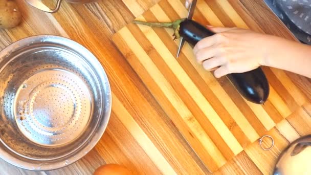 Estilo de vida saludable: hermosa mujer cocinando casualmente, cortando verduras en la cocina. Tiro de arriba hacia abajo, de mano, cámara lenta 60 fps . — Vídeos de Stock