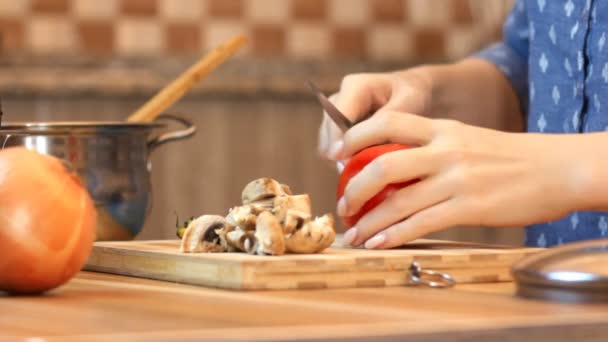 Estilo de vida de comida saudável: bela mulher casualmente cozinhando, cortando verduras na cozinha. Tiro de perto, estática . — Vídeo de Stock