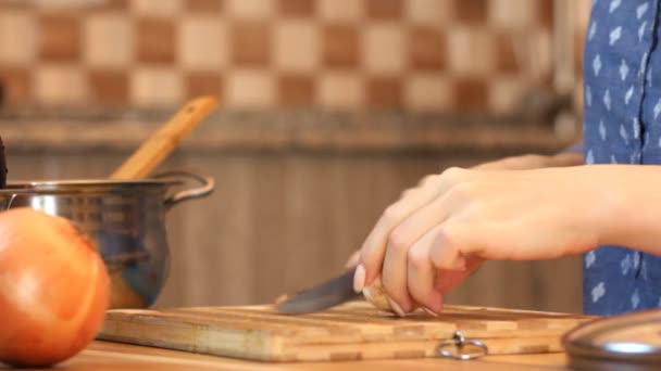 Gezonde levensstijl: mooie vrouw terloops koken, snijden groenten in de keuken. Close-up shot, statisch. — Stockvideo