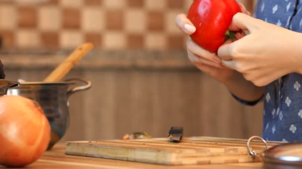 Mode de vie alimentaire sain : belle femme cuisinant occasionnellement, coupant des légumes à la cuisine. Gros plan, statique . — Video