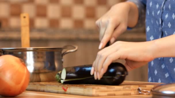 Gezonde levensstijl: mooie vrouw terloops koken, snijden groenten in de keuken. Close-up shot, statisch. — Stockvideo