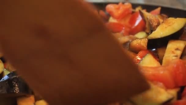 Estilo de vida saludable: hermosa mujer casualmente cocinar, remover, hervir verduras a fuego lento en la cacerola en la cocina. Primer plano, de mano . — Vídeo de stock