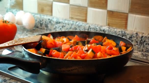 Estilo de vida saludable: hermosa mujer casualmente cocinar, remover, hervir verduras a fuego lento en la cacerola en la cocina. Primer plano, de mano, cámara lenta 60 fps . — Vídeos de Stock