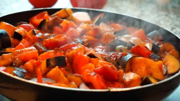 Gesunder Lebensstil: Schöne Frau beiläufig kochen, rühren, Gemüse in der Pfanne in der Küche köcheln lassen. Nahaufnahme, Handheld, Zeitlupe 60 fps. — Stockvideo