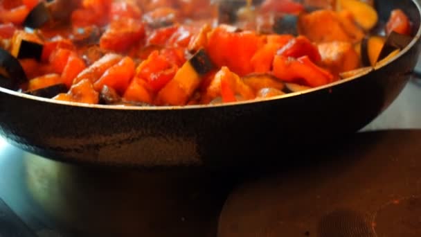 Healthy food lifestyle: beautiful woman casually cooking, stir, simmer vegetable in pan at kitchen. Close-up shot, handheld, slow motion 60 fps. — Stock Video