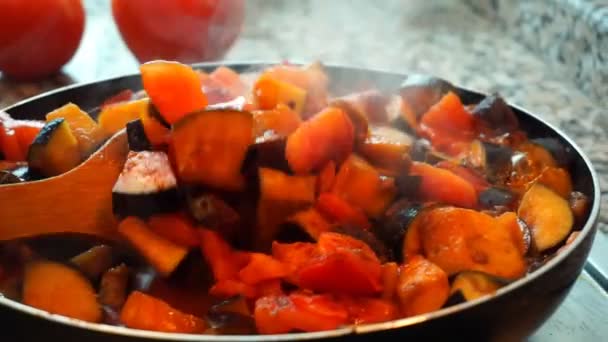 Gezonde levensstijl: mooie vrouw die terloops kookt, roer, plant groente in de pan in de keuken. Close-up shot, handheld, Slow Motion 60 fps. — Stockvideo