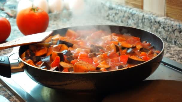 Υγιής τρόπος ζωής: όμορφη γυναίκα άνετα μαγειρεύοντας, ανακατέψτε, σιγοβράζουμε το λαχανικό σε τηγάνι στην κουζίνα. Κοντινό πλάνο, στατική, αργή κίνηση 60 fps. — Αρχείο Βίντεο