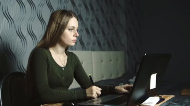 Yaşam tarzı: genç güzel kız serbest sanatçı tasarımcı çizim ve akşam gecesi grafik tablet ile çizim, gülümseyerek, evden çalışma. Orta çekim, el, yavaş çekim 60 fps.