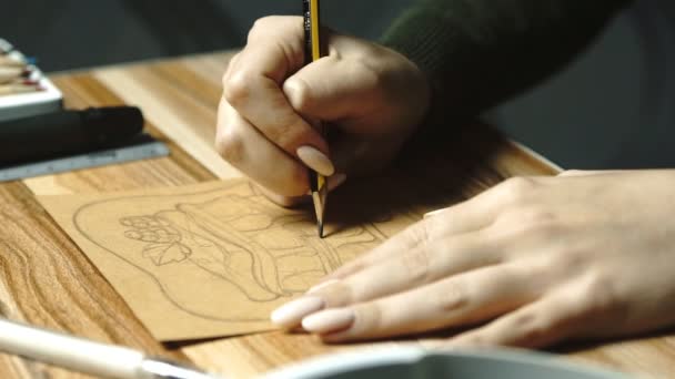 Styl życia: ręce młode piękne dziewczyny artysta niezależny projektant szkicowania i rysunek ilustracja jedzenie na kraftpaper, pracy w domu. Z bliska strzał, statyczne, slow motion 60 fps. — Wideo stockowe