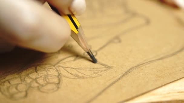 Стиль жизни: руки молодой красивой девушки-фрилансера дизайнер рисует и рисует пищевые иллюстрации на крафтовой бумаге, работающей из дома. Крупный план, ручная съемка, замедленная съемка 60 кадров в секунду . — стоковое видео