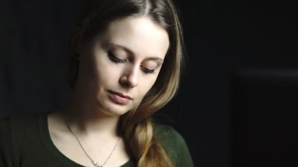 Lifestyle : Portrait de jeune belle jeune fille artiste pigiste dessinant et dessinant le soir, souriant, travaillant de la maison. Statique, au ralenti 60 ips .