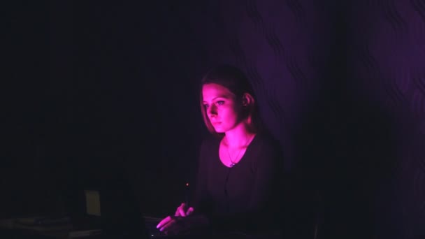 Стиль жизни: молодая красивая девушка фрилансер дизайнер эскиз и рисование с графическим планшетом ночью, работая из дома. Свет от экрана меняет цвет. Широкий выстрел, замедленная съемка 60 кадров в секунду . — стоковое видео