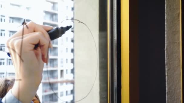 Lifestyle: beautiful young woman drawing math business graphs on the glass with skyscraper on background. Close-up shot, handheld, slow motion 60 fps. — Stock Video