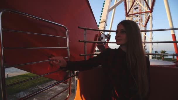 Tourisme : jolie ville touristique femme de hauteur dans la cabine de ferris roue. Plan large, portatif, ralenti 60 ips . — Video